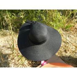 grande capeline noire