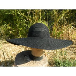 grande capeline noire