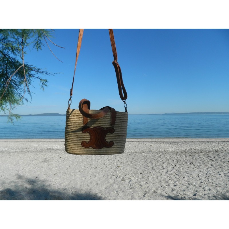 petit panier en raphia tricoté main- doubles anses cuir
