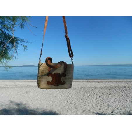 petit panier en raphia tricoté main- doubles anses cuir